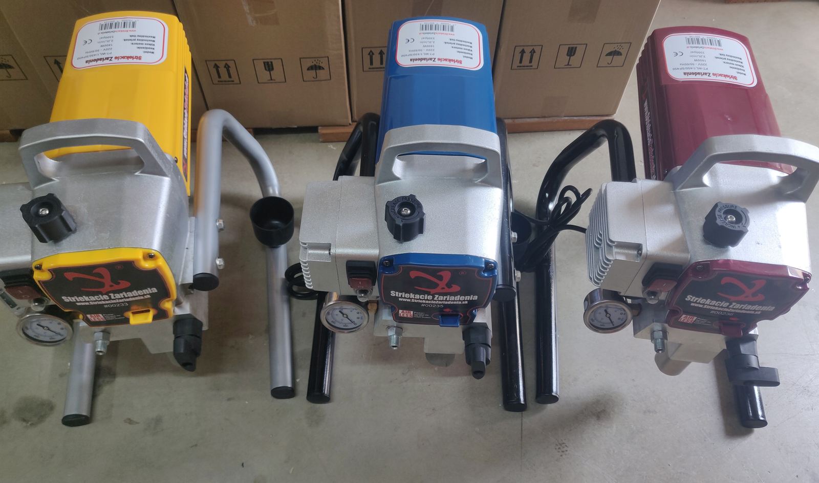 Tri airless striekacie zariadenia Striekacie Zariadenia 1800 W v žltom, modrom a bordovom prevedení